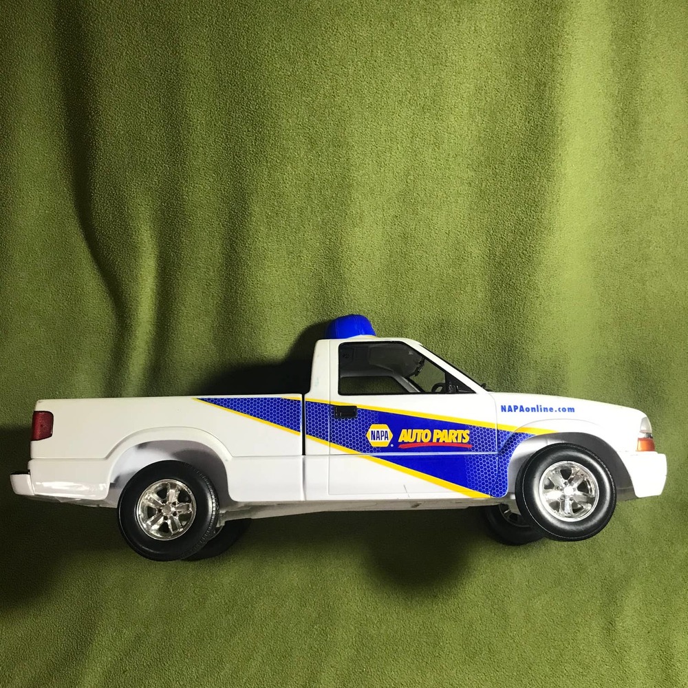 NAPA‎ Auto Parts Scale Model Delivery Truck 2011 Missing Hood